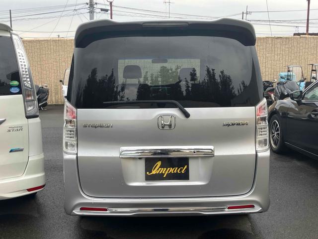 ステップワゴンスパーダ Ｚ　無限グリル　地デジナビテレビ　タイミングチェーン　カメラ　ＥＴＣ　全周囲カメラ　ナビ　ＴＶ　両側電動スライドドア　ＨＩＤ　スマートキー　アイドリングストップ　電動格納ミラー　後席モニター　ＣＶＴ　アルミホイール　ＣＤ　盗難防止システム　衝突安全ボディ　ＡＢＳ（16枚目）