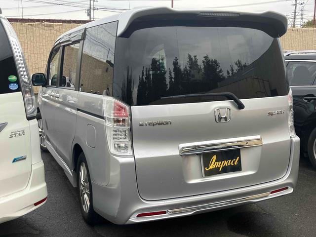 ステップワゴンスパーダ Ｚ　無限グリル　地デジナビテレビ　タイミングチェーン　カメラ　ＥＴＣ　全周囲カメラ　ナビ　ＴＶ　両側電動スライドドア　ＨＩＤ　スマートキー　アイドリングストップ　電動格納ミラー　後席モニター　ＣＶＴ　アルミホイール　ＣＤ　盗難防止システム　衝突安全ボディ　ＡＢＳ（17枚目）