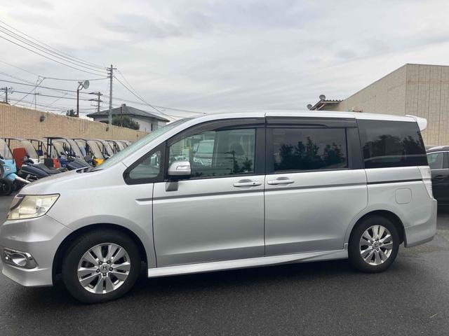 ステップワゴンスパーダ Ｚ　無限グリル　地デジナビテレビ　タイミングチェーン　カメラ　ＥＴＣ　全周囲カメラ　ナビ　ＴＶ　両側電動スライドドア　ＨＩＤ　スマートキー　アイドリングストップ　電動格納ミラー　後席モニター　ＣＶＴ　アルミホイール　ＣＤ　盗難防止システム　衝突安全ボディ　ＡＢＳ（18枚目）