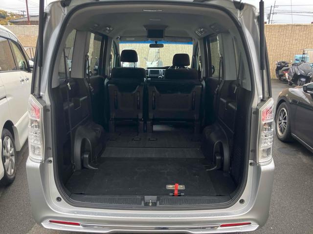 ステップワゴンスパーダ Ｚ　無限グリル　地デジナビテレビ　タイミングチェーン　カメラ　ＥＴＣ　全周囲カメラ　ナビ　ＴＶ　両側電動スライドドア　ＨＩＤ　スマートキー　アイドリングストップ　電動格納ミラー　後席モニター　ＣＶＴ　アルミホイール　ＣＤ　盗難防止システム　衝突安全ボディ　ＡＢＳ（19枚目）