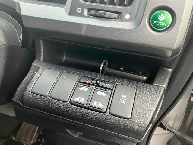 ステップワゴンスパーダ Ｚ　無限グリル　地デジナビテレビ　タイミングチェーン　カメラ　ＥＴＣ　全周囲カメラ　ナビ　ＴＶ　両側電動スライドドア　ＨＩＤ　スマートキー　アイドリングストップ　電動格納ミラー　後席モニター　ＣＶＴ　アルミホイール　ＣＤ　盗難防止システム　衝突安全ボディ　ＡＢＳ（21枚目）