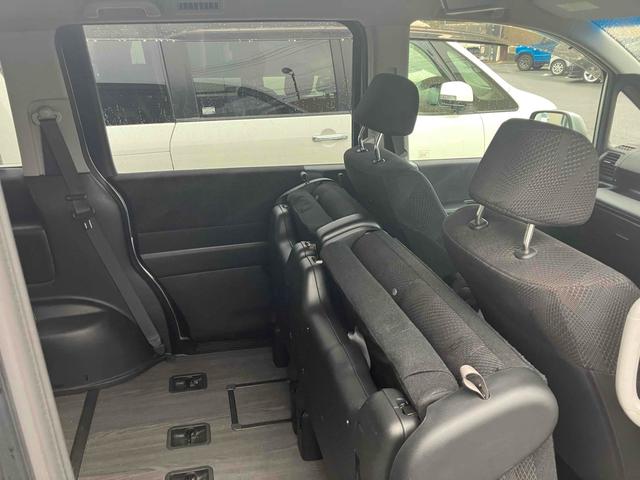 ステップワゴンスパーダ Ｚ　無限グリル　地デジナビテレビ　タイミングチェーン　カメラ　ＥＴＣ　全周囲カメラ　ナビ　ＴＶ　両側電動スライドドア　ＨＩＤ　スマートキー　アイドリングストップ　電動格納ミラー　後席モニター　ＣＶＴ　アルミホイール　ＣＤ　盗難防止システム　衝突安全ボディ　ＡＢＳ（34枚目）