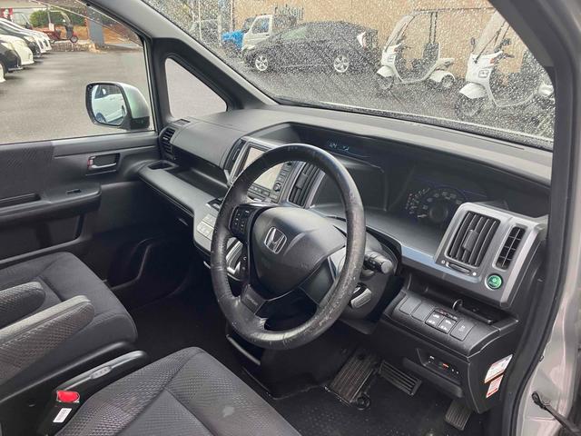 ステップワゴンスパーダ Ｚ　無限グリル　地デジナビテレビ　タイミングチェーン　カメラ　ＥＴＣ　全周囲カメラ　ナビ　ＴＶ　両側電動スライドドア　ＨＩＤ　スマートキー　アイドリングストップ　電動格納ミラー　後席モニター　ＣＶＴ　アルミホイール　ＣＤ　盗難防止システム　衝突安全ボディ　ＡＢＳ（37枚目）