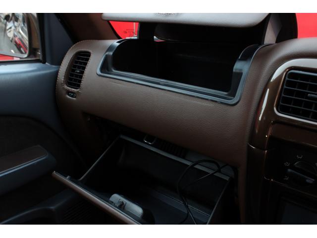 ハイラックススポーツピック エクストラキャブ　ジャッツエアサス装着　Ｃノッチ加工　デイトナクロームホイール　ホワイトリボンタイヤ　トノカバー　社外ウッドステアリング　シートカバー　社外ナビ　ＥＴＣ（12枚目）