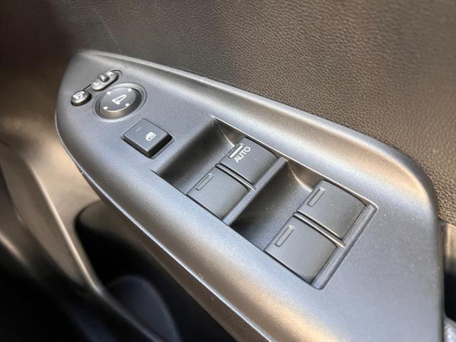 シャトル ハイブリッドX ホンダセンシング ナビ装着用スペシャルパッケージ+ETC車載器(ナビゲーション連動)・コンビシートプライムスムース&ファブリック・	LEDヘッドライト+LEDフォグライト+自動防眩ルームミラー(17枚目)