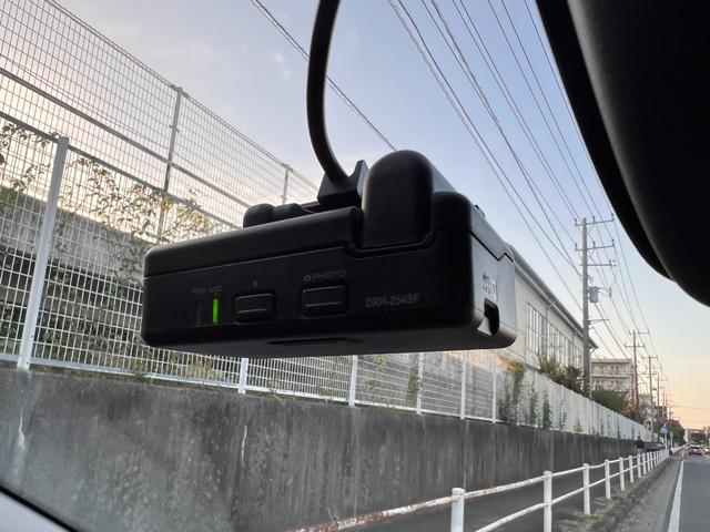 フリード e:HEVクロスター 11.4型ワイドナビ装着スペシャルPK・ナビ連動2.0ETC・2列目6:4分割可倒式シート(ダブルフォールダウン)・コンビシート&専用インテリア・アップルカープレイ&アンドロイドオート・純正ドラレコ(7枚目)