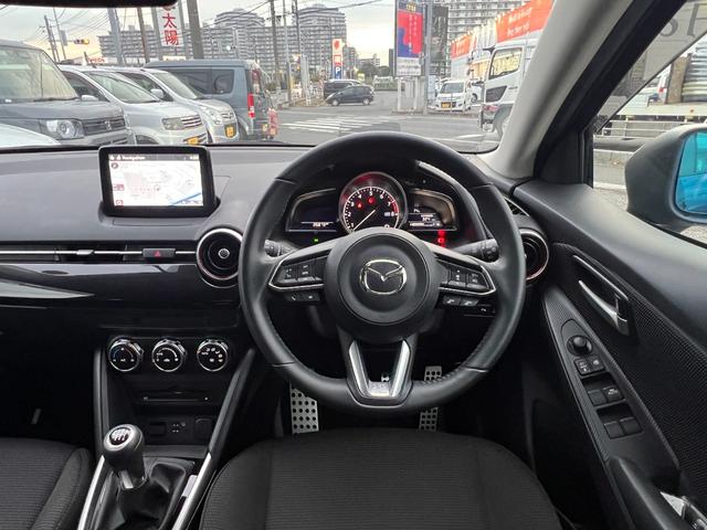 MAZDA2 15S ブラックトーンエディション 6速マニュアル・純正(マツダコネクトナビ・360度ビューモニター・前後ドラレコ・アルミペダル・バイザー裏ETC・ブルーワイドミラー・自動防眩ミラー)オートマチックハイビーム・前後パーキングセンサー(4枚目)