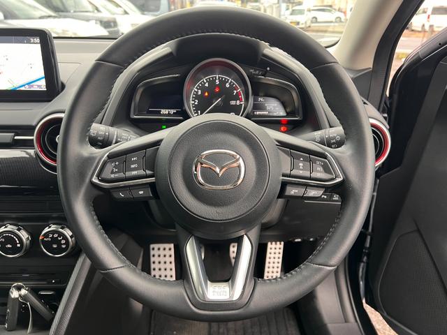 MAZDA2 15S ブラックトーンエディション 6速マニュアル・純正(マツダコネクトナビ・360度ビューモニター・前後ドラレコ・アルミペダル・バイザー裏ETC・ブルーワイドミラー・自動防眩ミラー)オートマチックハイビーム・前後パーキングセンサー(20枚目)