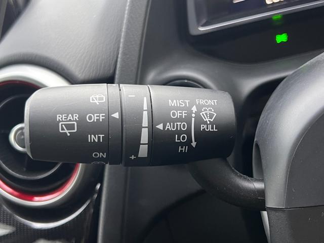MAZDA2 15S ブラックトーンエディション 6速マニュアル・純正(マツダコネクトナビ・360度ビューモニター・前後ドラレコ・アルミペダル・バイザー裏ETC・ブルーワイドミラー・自動防眩ミラー)オートマチックハイビーム・前後パーキングセンサー(23枚目)