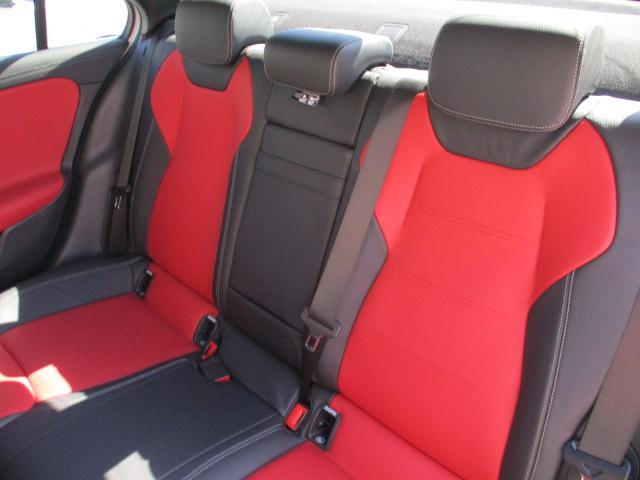 Ａクラスセダン Ａ２５０ｅ　セダン　ＡＭＧ　レザーエクスクルーシブＰ　アドバンスドＰＫＧ　レーダーセーフ　１オーナー　アンビエントライト　ヘッドアップディスプレイ　ＭＢＵＸナビＴＶ　全方位カメラ　アンビエントライト　シートヒーター　オプションカラー（14枚目）
