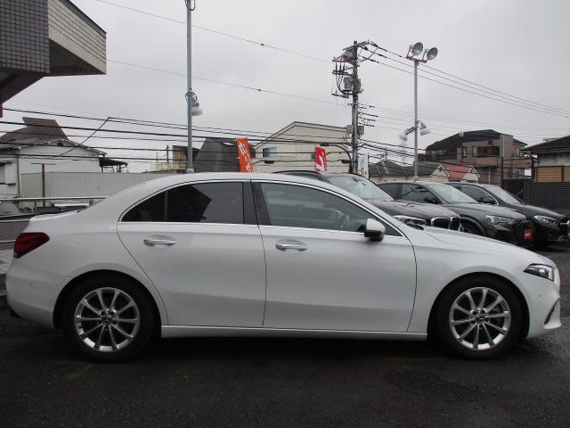 Aクラスセダン A250 4マチックセダン レーダーセーフ レザーEX パノラミックルーフ オプションカラー 本革 アンビエントライト MBUXナビTV バックカメラ 衝突軽減 踏み間違い防止 シートヒーター パワーシート ワイヤレスチャージ(4枚目)