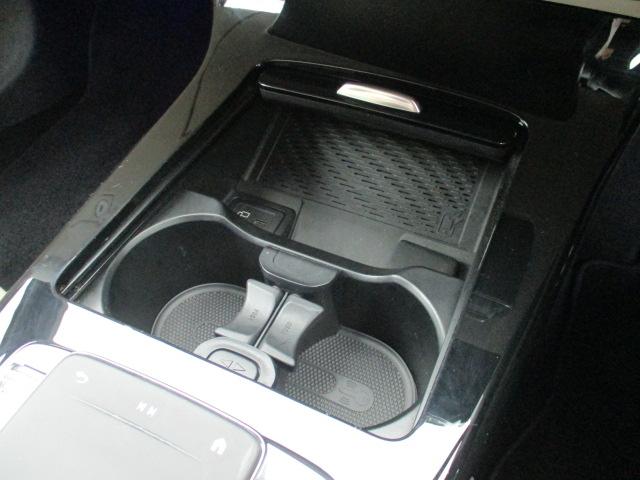 Aクラスセダン A250 4マチックセダン レーダーセーフ レザーEX パノラミックルーフ オプションカラー 本革 アンビエントライト MBUXナビTV バックカメラ 衝突軽減 踏み間違い防止 シートヒーター パワーシート ワイヤレスチャージ(19枚目)