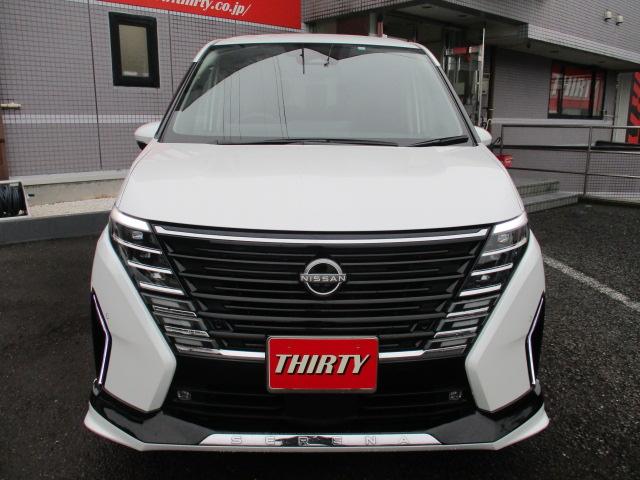 セレナ ｅ－パワー　ハイウェイスターＶ　フロントダイナミックパッケージ　ルーフスポイラー　プロパイロット　純正１２．３インチナビ　キャンセラー付きＴＶ　全方位カメラ　シート＆ステアヒーター　両側パワスラ　ワイヤレスチャージ　ドラレコ（2枚目）