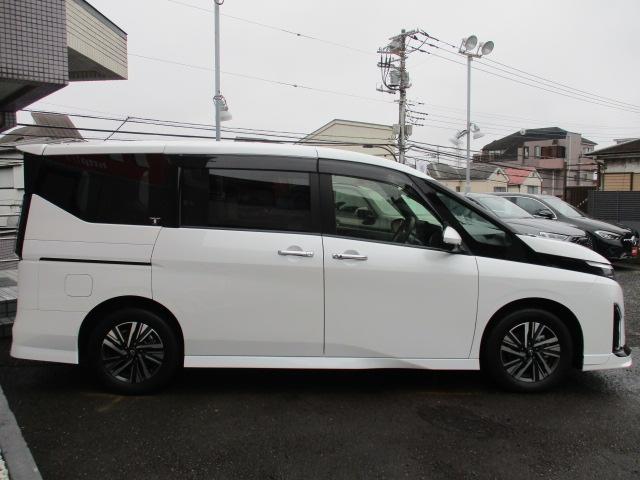 セレナ ｅ－パワー　ハイウェイスターＶ　フロントダイナミックパッケージ　ルーフスポイラー　プロパイロット　純正１２．３インチナビ　キャンセラー付きＴＶ　全方位カメラ　シート＆ステアヒーター　両側パワスラ　ワイヤレスチャージ　ドラレコ（4枚目）