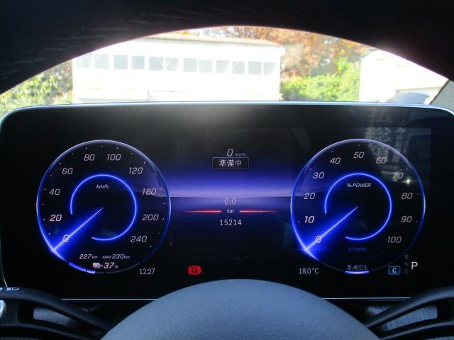 車両入庫時品質チェック１００項目以上！　外装や内装、機関や下回り、装備など車全体の品質判定を行なった後、試乗走行を行い当社規定を合格した当店お薦めの車両のみ展示を徹底しています。