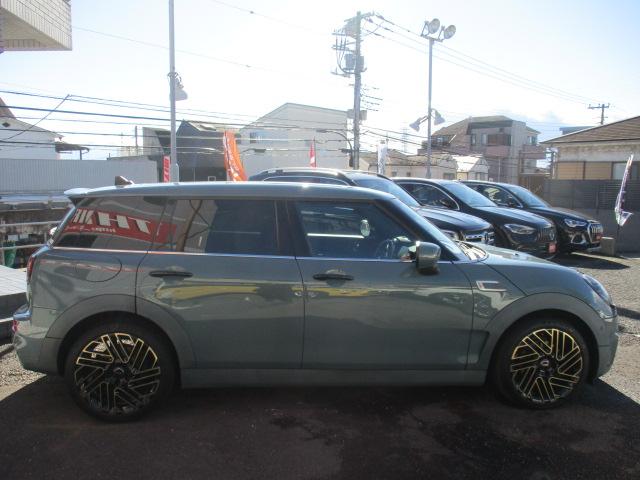 ＭＩＮＩ クーパー　クラブマン　アントールド・エディション　特別仕様車　ディスプレイメーター　カープレイ対応　バックモニター　衝突軽減ブレーキ　ドラレコ　インテリセーフ　シートヒーター　追従クルーズ　アンビエントライト　専用シート　ＬＥＤヘッドライト（4枚目）