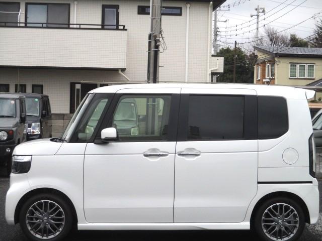 Ｎ－ＢＯＸカスタム ターボ　全方位カメラ付ナビ　ドラレコ　ＥＴＣ　フロアマット　禁煙車　Ｂｌｕｅｔｏｏｔｈ機能対応　運転席・助手席シートヒーター　衝突被害軽減ブレーキ　電動格納ドアミラー　アダプティブクルーズコントロール　両側電動スライドドア　前後パーキングセンサー（3枚目）