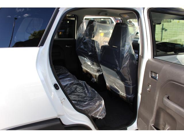 後席広いです！