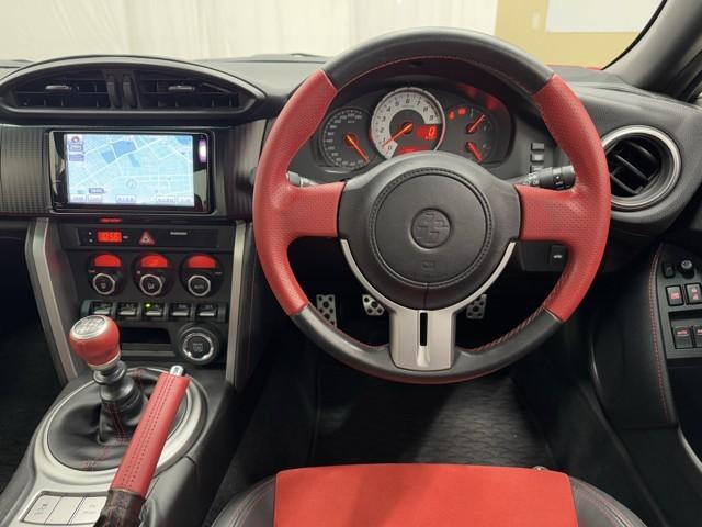 ８６ ＧＴリミテッド　スマキ－　イモビライザー　ＥＴＣ付き　キーレスアクセス　メモリ－ナビ　横滑り防止機能　Ｗエアバック　ＡＵＸ　ナビＴＶ　オートエアコン　アルミホイール　ＡＢＳ　エアバック　パワーウィンドウ　ワンオーナ（4枚目）