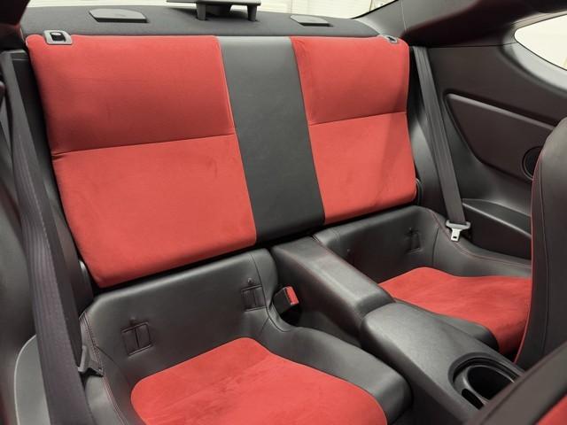 ８６ ＧＴリミテッド　スマキ－　イモビライザー　ＥＴＣ付き　キーレスアクセス　メモリ－ナビ　横滑り防止機能　Ｗエアバック　ＡＵＸ　ナビＴＶ　オートエアコン　アルミホイール　ＡＢＳ　エアバック　パワーウィンドウ　ワンオーナ（15枚目）