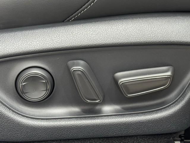 クラウンハイブリッド ＲＳ　ＬＥＤヘッドライト　クルコン　スマートエントリー　セキュリティーアラーム　Ｂカメラ　カーテンエアバッグ　定期点検記録簿　横滑り防止　ＥＴＣ　ドラレコ　ＴＶナビ　アルミ　ＡＵＸ　メモリーナビ　ＡＢＳ（17枚目）