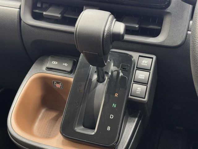 シエンタ ハイブリッドＧ　ウォークスルー　アルミホイール　ＡＢＳ　横滑り防止機能　盗難防止システム　エアバッグ　キーレス　ＬＥＤ　オートクルーズコントロール　ドラレコ　フルセグ　記録簿　ミュージックプレイヤー接続可　Ｂカメラ（9枚目）