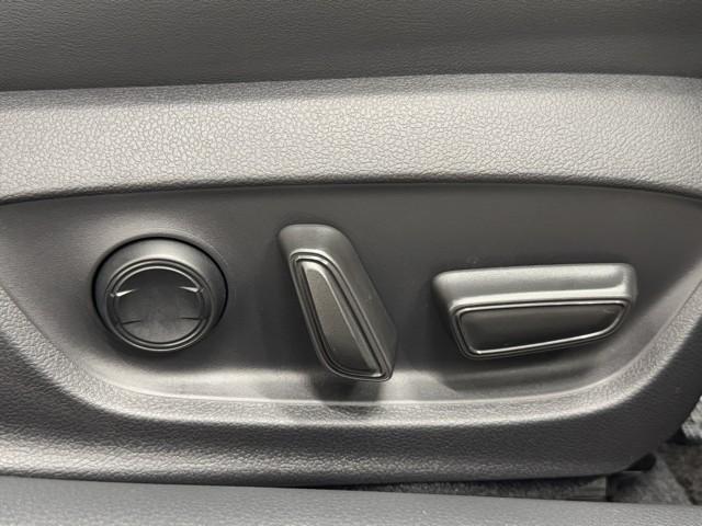 プリウス Ｚ　リアカメラ　パノラマサンルーフ　プリクラッシュ　ＰＷシート　１オーナ　ＡＣ１００Ｖ電源　ＬＥＤランプ　オートクルーズ　アルミホイール　ドライブレコーダ　ＡＣ　運転席エアバッグ　横滑り防止装置　ＥＴＣ付（19枚目）