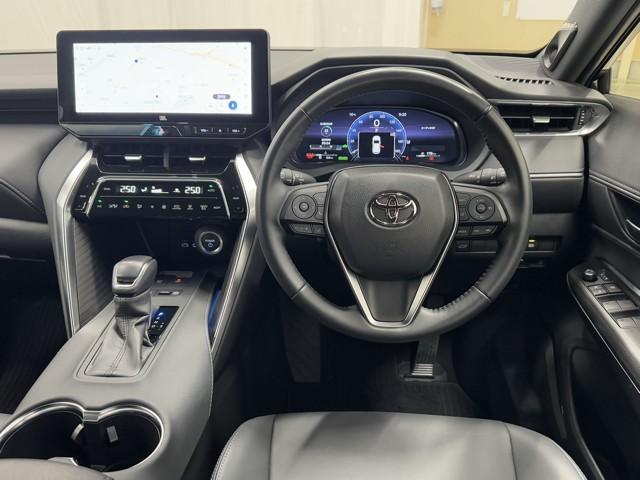 シックな色使いの運転席周りですね。すっきりとしたデザインで上品な色使いです。居心地の良い運転席、長く座ってられるリラックスできるデザインがいいですね。