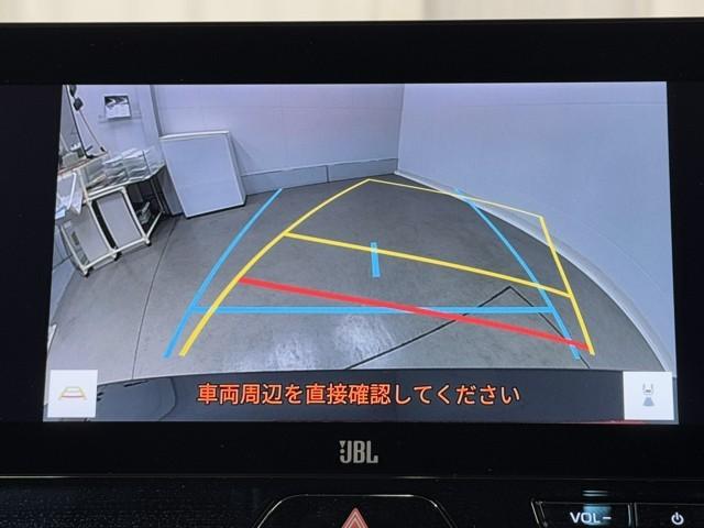 バックモニター付なので後退時に後方が見えるので安心。　車は構造上、死角がたくさんなので万が一を考えると必須ですね。　あくまで補助の為の装備、バックは目視で確認する事が重要ですよ。