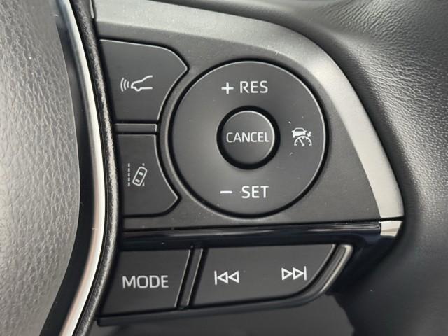 クルーズコントロール機能が付いています。　速度を設定するとアクセルを踏まなくても一定の速度で走ることができます。　　高速道路ではとても便利な装置なんです。