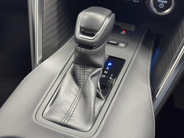 親しみやすいシフトです。　坂道や信号の多い日本では操作が簡単でいいです。　シフトチェンジしやすい所に考えられて配置されているので操作し易いですよ。
