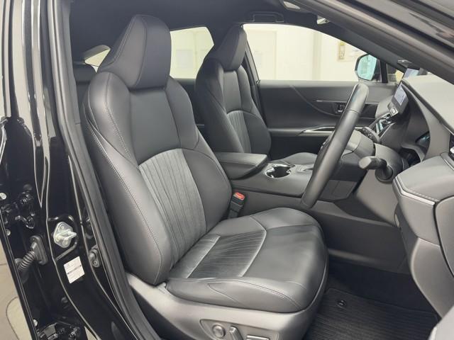 高めのヒップポイントのゆったりとしたシートです。　足腰に負担が掛かる乗り降りが楽になりますよ。　快適なドライブを楽しむ為にも長く座っていられるシートがいいですね。