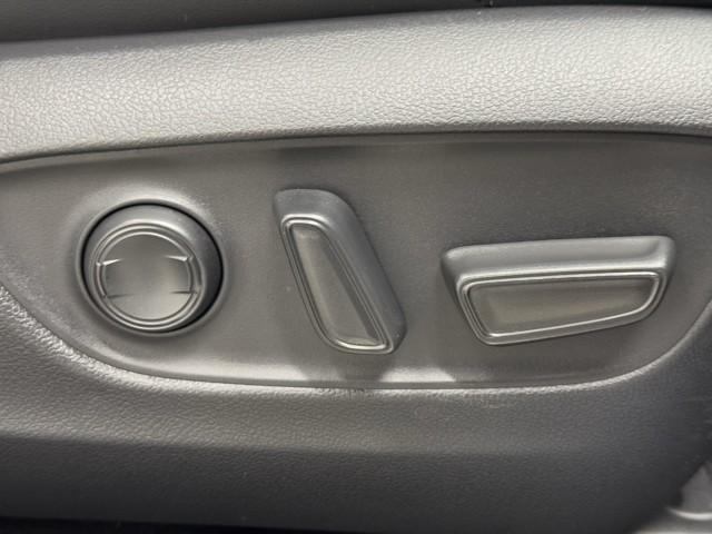 電動パワーシートはボタン一つで細やかな調節が可能ですよ。　意外に力が要るシートの移動もラクラク、思い通りのポジションが見つかります。