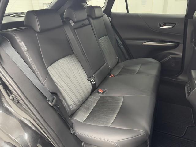 足元広々の座り心地良好、後席ですよ。　ドライビング中、長い間同じ体勢で居るのって大変ですよね。　長く座っているものだから、リラックスできるシートがいいですよね。