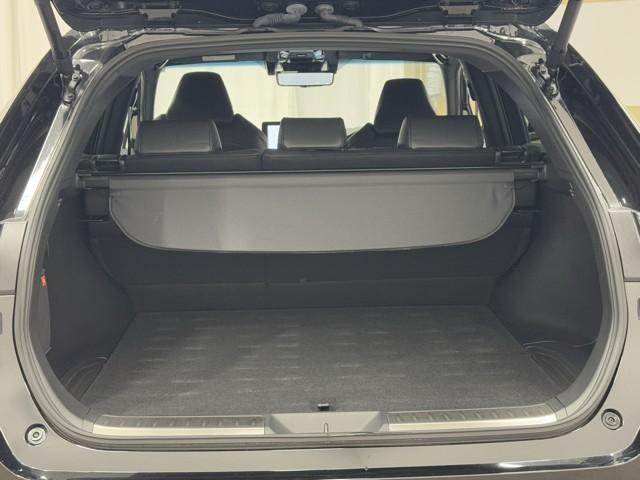 とても広々、大きな開口部の荷室スペースですね。　開口部広々だから、大きな荷物も楽々収納出来ちゃいますね。　荷物スペースは広いほうがいいですよね。