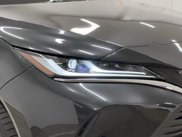 太陽光と色温度の近い明るいライトで夜道を明るく照らします。　雨の日や悪天候時も白色光が明るく照らしてくれますよ。　安全にも一役買ってくれます。