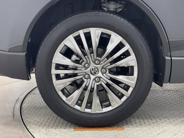 アルミホイールです。　路面に力を伝えるホイール部分は特に目立ちますよね。　ホイールひとつで車のイメージも大きく変わりますね。