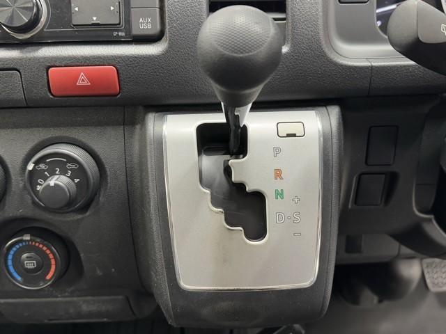 ハイエースバン ＤＸ　ＧＬパッケージ　デュアルエアバック　ワンオーナー　リモコンキー　横滑り防止　オートエアコン　パワーウィンドウ　エアバッグ　パワステ　盗難防止装置　ＡＢＳ　メンテナンスノート　ＥＴＣ　ドラレコ　プリクラッシュセーフティ（12枚目）