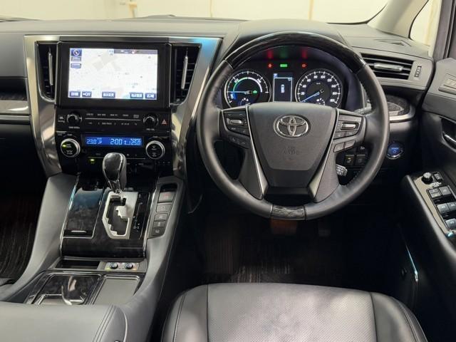 アルファードハイブリッド ＳＲ　Ｃパッケージ　点検記録簿　サンル－フ　本革シート　ワンオナ　バックモニター　オートエアコン　ＬＥＤ　横滑り防止機能　ＡＢＳ　イモビ　ＡＣ１００Ｖ電源　アルミ　ドライブレコーダー　ナビ＆ＴＶ　４ＷＤ　３列シート（4枚目）