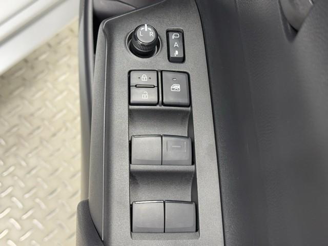 アクア Ｘ　踏み間違い防止　１００Ｖ　イモビ　ドライブレコーダー　ナビ　点検記録簿　ＬＥＤヘッドライト　スマートキー　横滑り防止機能　キーレスエントリー　オートクルーズ　オートエアコン　ＥＴＣ　カーテンエアバッグ（9枚目）