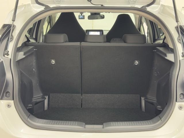 アクア Ｘ　踏み間違い防止　１００Ｖ　イモビ　ドライブレコーダー　ナビ　点検記録簿　ＬＥＤヘッドライト　スマートキー　横滑り防止機能　キーレスエントリー　オートクルーズ　オートエアコン　ＥＴＣ　カーテンエアバッグ（16枚目）