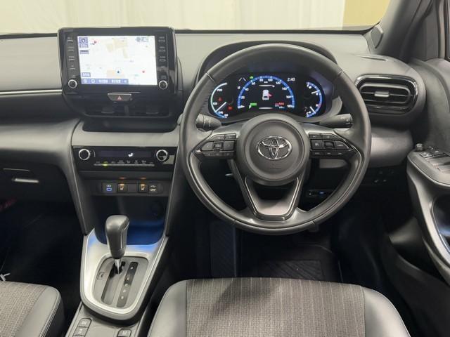 ヤリスクロス ハイブリッドＺ　ドライブレコーダ　インテリジェントキー　アルミホイル　ＬＥＤライト　１オ－ナ－　リアカメラ　クルーズコントロール　整備記録簿　横滑り防止システム　ナビＴＶ　メモリーナビゲーション　電動シ－ト　パワステ（4枚目）