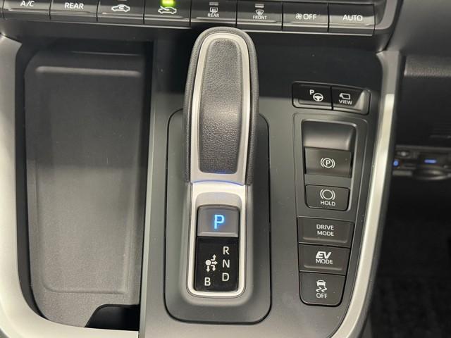 ノア ハイブリッドＳ－Ｇ　両電動ドア　衝突回避ブレーキ　ダブルエアコン　１００Ｖ　イモビ　クルコン　バックガイドモニター　横滑り防止装置　記録簿　ＬＥＤヘッドライト　ドライブレコーダー　キーレス　スマートキー　３列シート（11枚目）