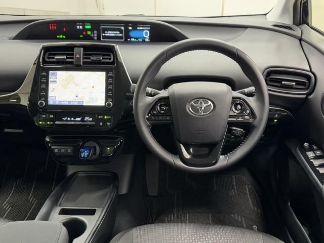 プリウス ＳセーフティプラスＩＩ　ディスプレイオーディオナビ　全周囲モニター　ドライブレコーダー　ＬＥＤライト　スマートキー　ＥＴＣ　純正アルミホイール　クルーズコントロール　クリアランスソナー　パワーウィンドウ　パワーステアリング（4枚目）