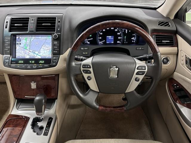 クラウン ２．５ロイヤルサルーン　プレミアムエディション　１オーナー車　Ｂカメラ　フルセグ地デジＴＶ　パワーシート　点検記録簿　キーフリー　スマートキー　クルーズコントロール　ＥＴＣ　アルミホイール　運転席エアバッグ　ＡＡＣ　盗難防止システム　ＨＤＤナビ（4枚目）