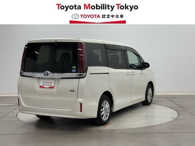 ノア ハイブリッドＧ　Ｒカメラ　スマートキー＆プッシュスタート　ＬＥＤへッドライト　地デジ　イモビライザー　記録簿有　Ｗエアコン　パワーウインドウ　アルミ　クルコン　エアバッグ　横滑り防止　ＤＶＤ再生機能　フルフラット（2枚目）