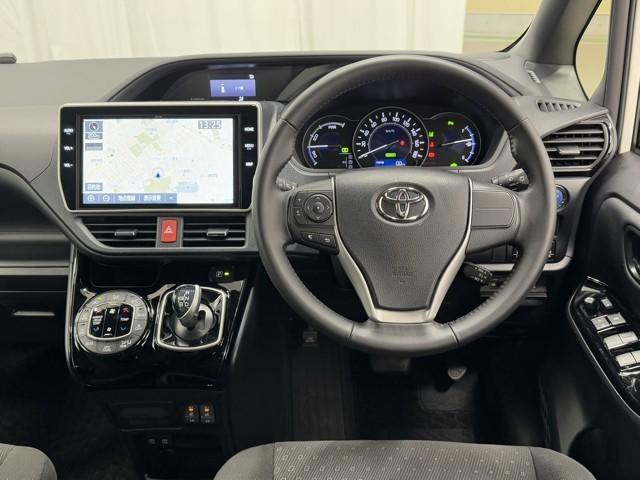 ノア ハイブリッドＧ　Ｒカメラ　スマートキー＆プッシュスタート　ＬＥＤへッドライト　地デジ　イモビライザー　記録簿有　Ｗエアコン　パワーウインドウ　アルミ　クルコン　エアバッグ　横滑り防止　ＤＶＤ再生機能　フルフラット（4枚目）