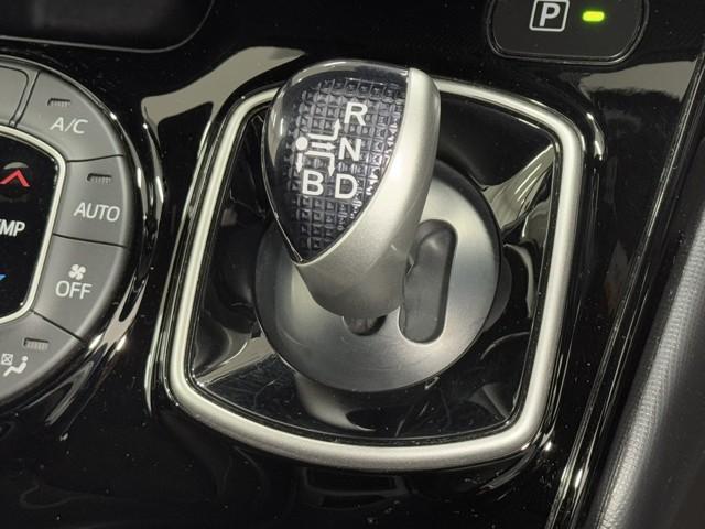 ノア ハイブリッドＧ　Ｒカメラ　スマートキー＆プッシュスタート　ＬＥＤへッドライト　地デジ　イモビライザー　記録簿有　Ｗエアコン　パワーウインドウ　アルミ　クルコン　エアバッグ　横滑り防止　ＤＶＤ再生機能　フルフラット（12枚目）