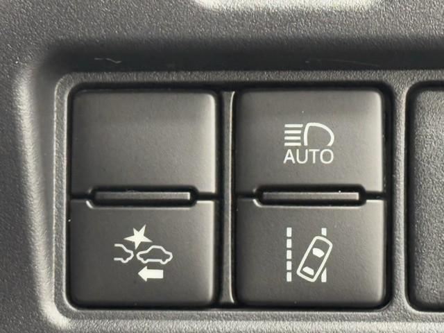 ノア ハイブリッドＧ　Ｒカメラ　スマートキー＆プッシュスタート　ＬＥＤへッドライト　地デジ　イモビライザー　記録簿有　Ｗエアコン　パワーウインドウ　アルミ　クルコン　エアバッグ　横滑り防止　ＤＶＤ再生機能　フルフラット（13枚目）