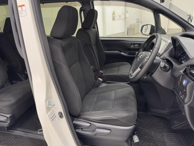 ノア ハイブリッドＧ　Ｒカメラ　スマートキー＆プッシュスタート　ＬＥＤへッドライト　地デジ　イモビライザー　記録簿有　Ｗエアコン　パワーウインドウ　アルミ　クルコン　エアバッグ　横滑り防止　ＤＶＤ再生機能　フルフラット（16枚目）